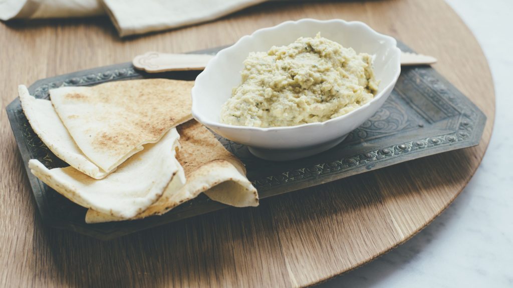 Easy macadamia hummus 
