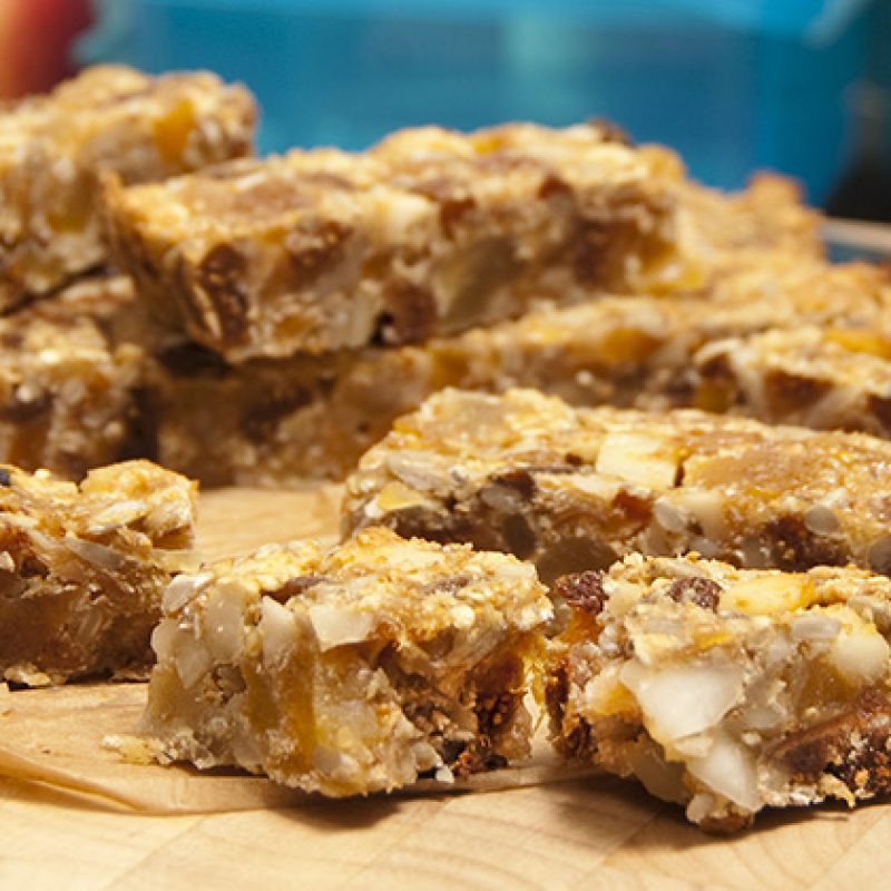 0908-macadamia-fruity-snack-bars