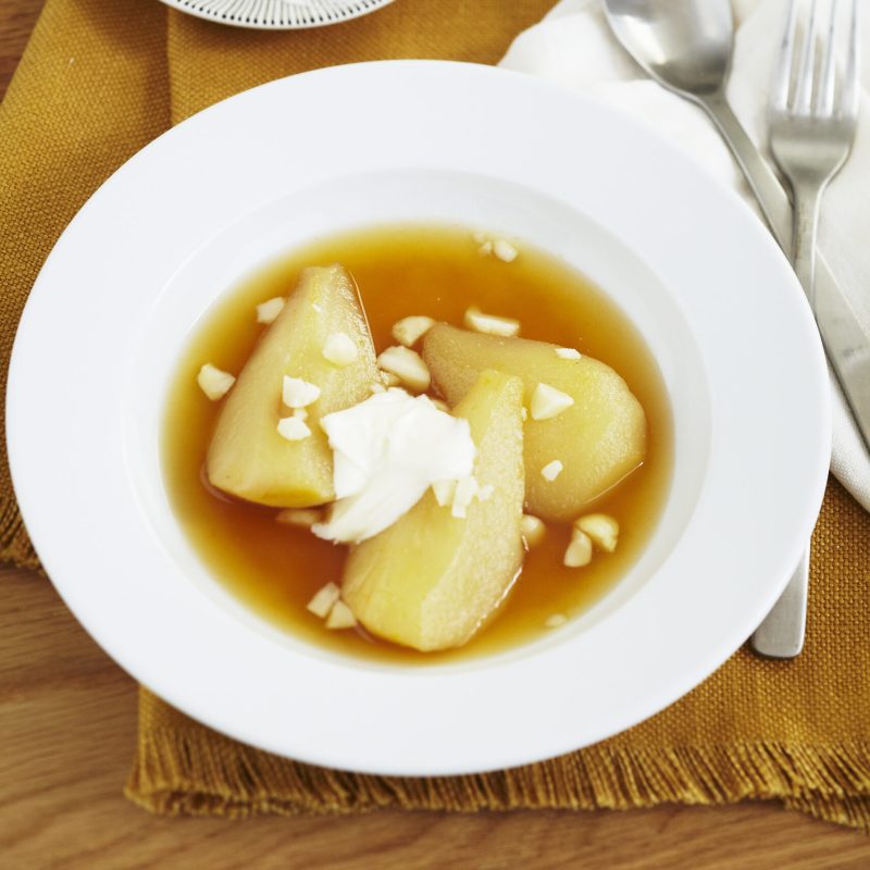 Baked pears with macadamia pieces