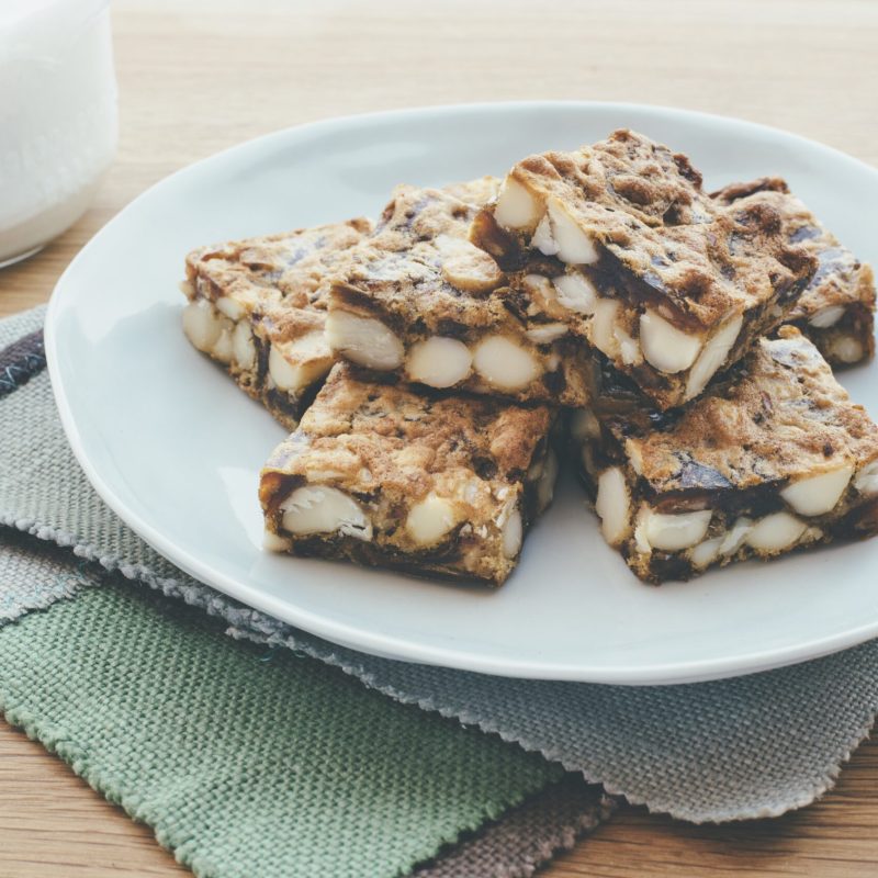 Chewy date & macadamia snacks