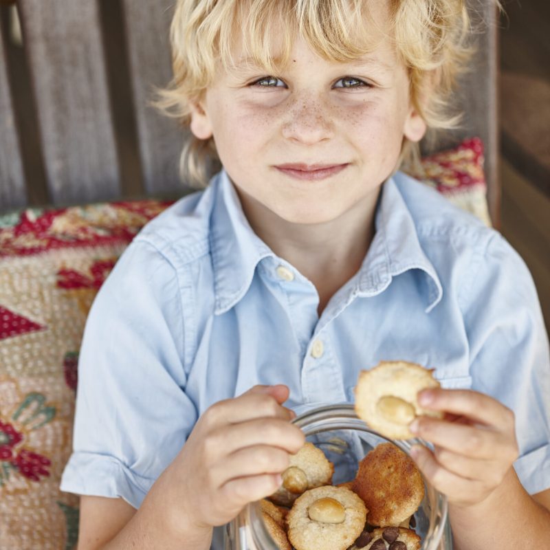 Quick mix macadamia cookies