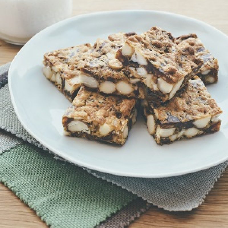 Chewy date & macadamia bites